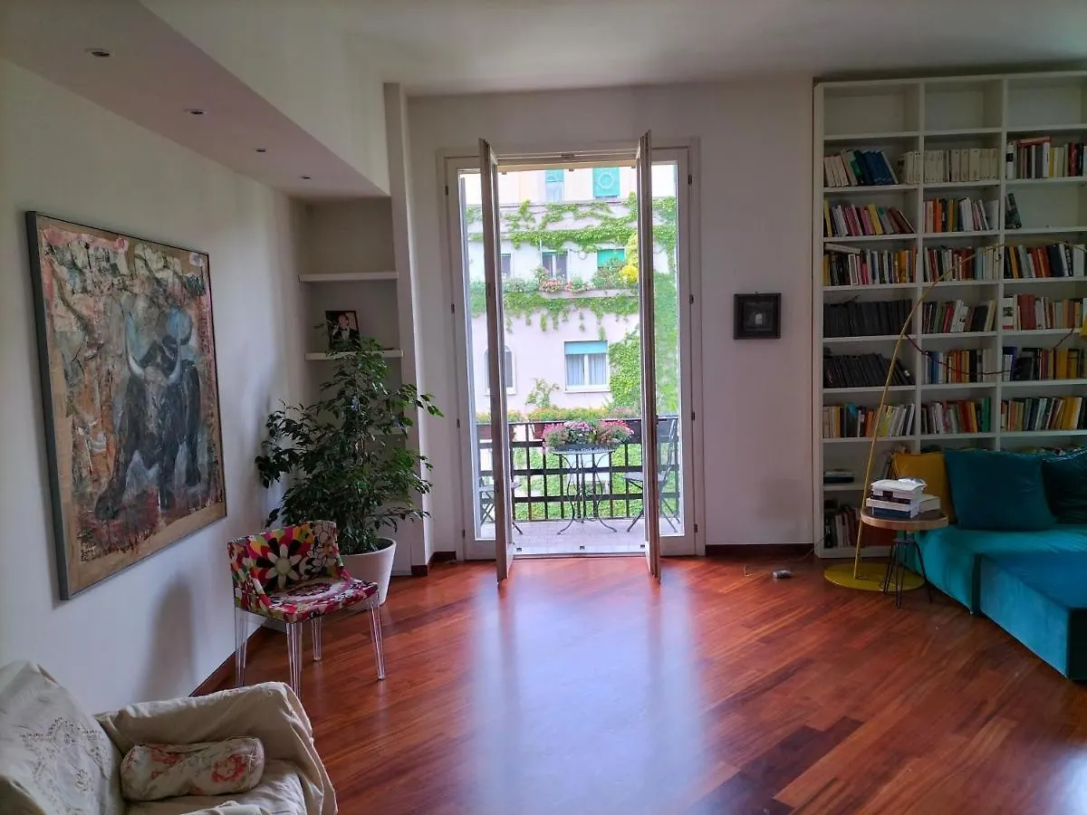 Guest house Stanza Nr 4 In Appartamento Incantevole In Zona Solari Milan