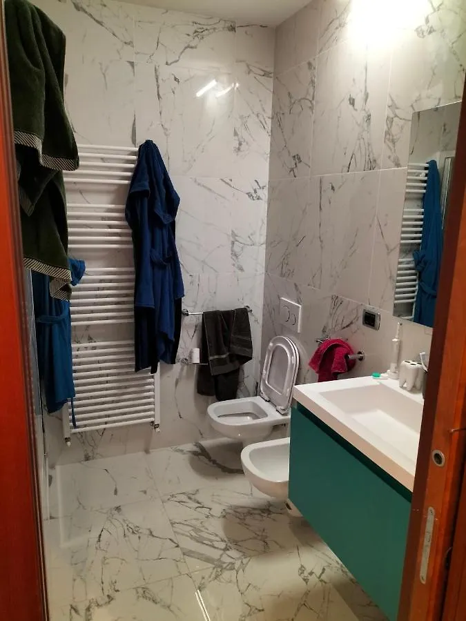 Guest house Stanza Nr 4 In Appartamento Incantevole In Zona Solari Milan