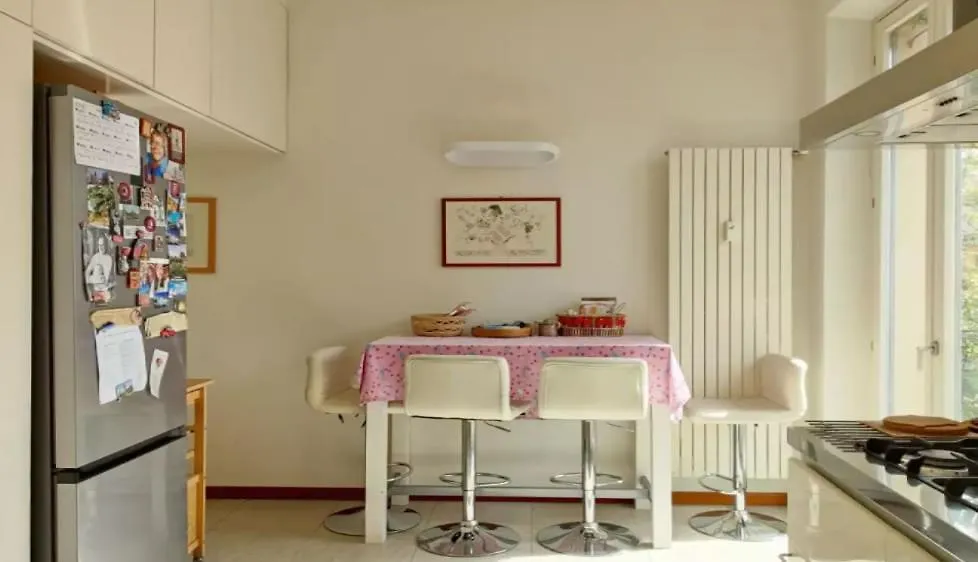 Stanza Nr 4 In Appartamento Incantevole In Zona Solari Milan 0*,  Italy