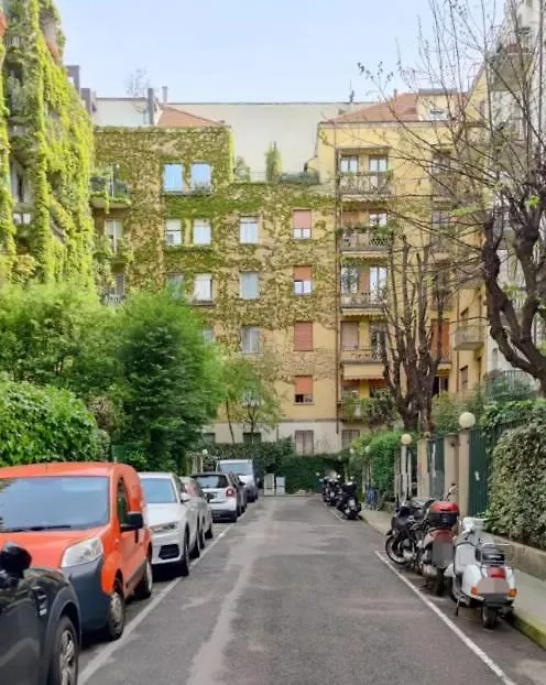 Guest house Stanza Nr 4 In Appartamento Incantevole In Zona Solari Milan